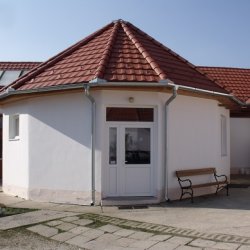 Közösségi szolgáltató ház felújítása és kültéri használati térelemek telepítése