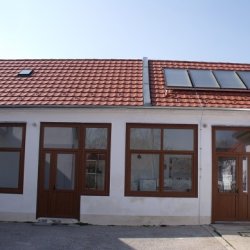 Közösségi szolgáltató ház felújítása és kültéri használati térelemek telepítése